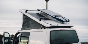 Beitragsbild des Blogbeitrags flexibles Solarpanel für das Wohnmobil – Montage Anleitung 