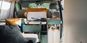 Beitragsbild des Blogbeitrags Camper Küche selber bauen in 7 Schritten