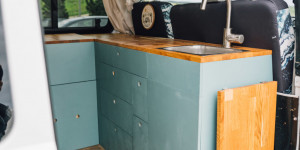 Beitragsbild des Blogbeitrags VW T5 Camper Küche selber bauen