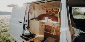 Beitragsbild des Blogbeitrags VW Bus Camper Küche – Alternativen und Möglichkeiten