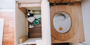 Beitragsbild des Blogbeitrags Kildwick Trenntoilette – Warum eine Trockentoilette im Camper verbauen? DIY Einbau-Anleitung