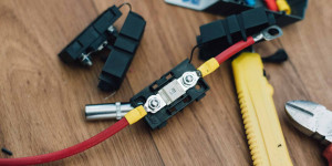 Beitragsbild des Blogbeitrags In 6 einfachen Schritten zu deiner Camper Elektrik