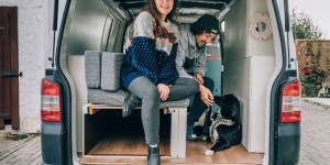Beitragsbild des Blogbeitrags 7 Must-Haves zum Campen mit Hund – Plus: Tipps & Tricks