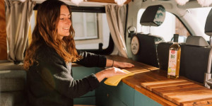 Beitragsbild des Blogbeitrags 7 DIY Hygiene-Reinigungs-Produkte für mehr Nachhaltigkeit im Camper