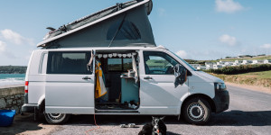 Beitragsbild des Blogbeitrags 5 Schritte zum Wohnmobil Fenster: Vergleich, Entscheidungsfindung & Einbau