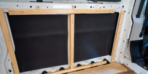 Beitragsbild des Blogbeitrags Unterkonstruktion im Campervan – Möbel und Wandverkleidung sicher befestigen 