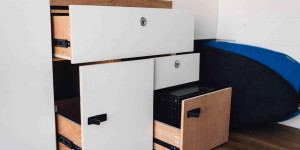 Beitragsbild des Blogbeitrags Schubladensicherung für den Camper – Wohnmobil Möbel sicher verschließen 
