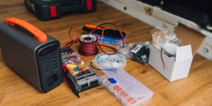 Beitragsbild des Blogbeitrags Stromversorgung im Camper mit Powerstation – einfache Camper Elektrik für unter 250€