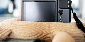 Beitragsbild des Blogbeitrags Foto-Trick #4: Kirschkernkissen als einfaches Stativ