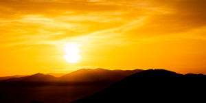 Beitragsbild des Blogbeitrags Sonnenuntergang in den Bergen – Oktober 2022