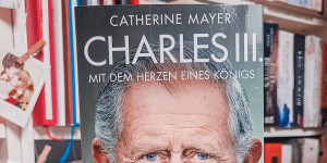 Beitragsbild des Blogbeitrags Rezension Charles III. - mit dem Herzen eines Königs