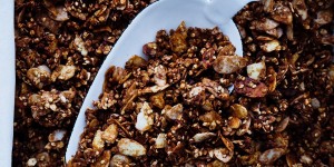 Beitragsbild des Blogbeitrags schokoladiges Mandel-Sesam-Granola 