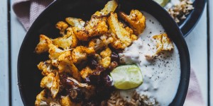 Beitragsbild des Blogbeitrags orientalisch gerösteter Karfiol mit Limettenjoghurt und Reis 
