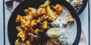 Beitragsbild des Blogbeitrags orientalisch gerösteter Karfiol mit Limettenjoghurt und Reis