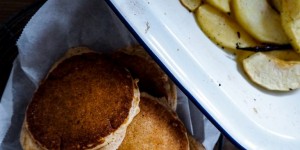 Beitragsbild des Blogbeitrags Dinkelvollkorn-Pancakes & Ofen-Apfelkompott