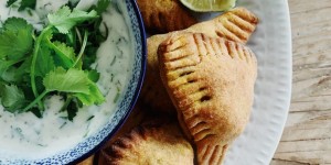 Beitragsbild des Blogbeitrags Süßkartoffel-Erbsen-Samosas aus KORNELIA-Urkornteig 