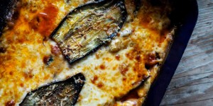 Beitragsbild des Blogbeitrags vegetarische Moussaka aka das einzige Gericht, in das bei mir Zimt darf 