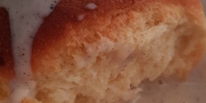 Beitragsbild des Blogbeitrags Buchteln mit Vanillesauce gebacken in der Stoneware