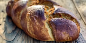 Beitragsbild des Blogbeitrags Dinkel-Milch-Butterzopf mit Dattelpaste gesüßt 