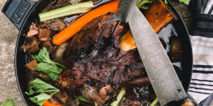 Beitragsbild des Blogbeitrags Geschmorte Kalbshaxe aus dem Dutchoven