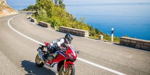 Beitragsbild des Blogbeitrags KurvenfahrerIN.at und die beiden HONDA Zugpferde – CBR1000RR SP und die CB1000R 