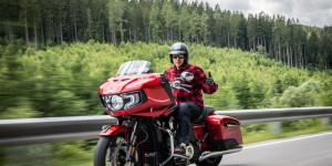 Beitragsbild des Blogbeitrags Saisonkennzeichen: So können Motorradfahrer sparen