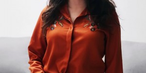 Beitragsbild des Blogbeitrags Tile embroidered shirt with mum jeans for a casual look