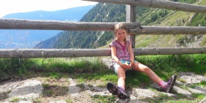 Beitragsbild des Blogbeitrags Wandern mit Kindern: Wie weit? Wohin? Welches Gelände?