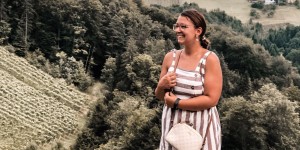 Beitragsbild des Blogbeitrags Leinenkleider – luftig, locker und trendy 