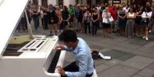 Beitragsbild des Blogbeitrags Open Piano for Refugees oder wenn ein Klavier zum Integrationsinstrument wird 