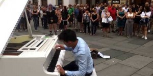 Beitragsbild des Blogbeitrags Open Piano for Refugees oder wenn ein Klavier zum Integrationsinstrument wird