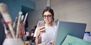 Beitragsbild des Blogbeitrags Brain Drain: How Your Smartphone Takes a Toll on Your Thinking | Journal of the Association for Consumer Research: Vol 2, No 2