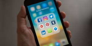 Beitragsbild des Blogbeitrags The Great Hack review – searing exposé of the Cambridge Analytica scandal – The Guardian