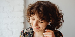 Beitragsbild des Blogbeitrags AirPods – A Cornerstone for Agumented Audio Reality