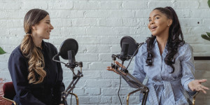 Beitragsbild des Blogbeitrags Podcast engagement is booming – Female listeners are driving growth