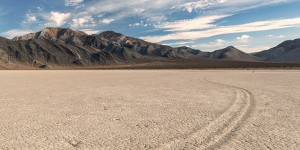 Beitragsbild des Blogbeitrags ASI Phänomen: Die Wanderer aus Stein im Death Valley 