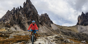 Beitragsbild des Blogbeitrags E-Bike vs. Fahrrad für deine Radreise: Eine Gegenüberstellung