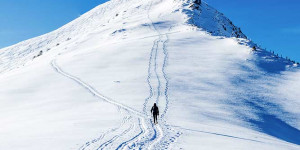 Beitragsbild des Blogbeitrags Schneeschuhwandern vs. Skitour: 5 entscheidende Kriterien