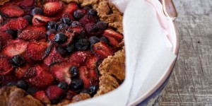 Beitragsbild des Blogbeitrags Summer Berry Galette with Pecan Crust