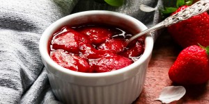 Beitragsbild des Blogbeitrags Homemade Strawberry Compote flavoured with Balsamic and Vanilla 