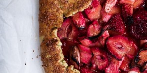 Beitragsbild des Blogbeitrags Strawberry-Rhubarb Galette with Pistachio Crust 