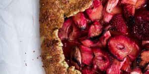 Beitragsbild des Blogbeitrags Strawberry-Rhubarb Galette with Pistachio Crust