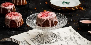 Beitragsbild des Blogbeitrags Gluten Free Almond Polenta Mini Cakes with a delicious Rhubarb glaze 