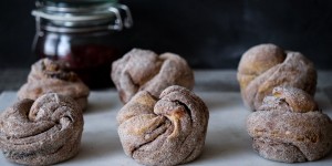 Beitragsbild des Blogbeitrags Peanut butter & Jam Cruffins (made with puff-pastry)