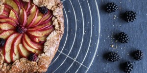 Beitragsbild des Blogbeitrags Peach and Blackberry Galette with Almond Crust