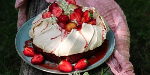 Beitragsbild des Blogbeitrags Decadent Saffron Rice Cake with Pavlova Crown 