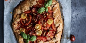 Beitragsbild des Blogbeitrags Tomato Galette with Basil Pesto Cream Cheese Filling, Pine Nuts and Corn Flour Crust 