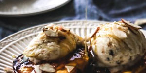 Beitragsbild des Blogbeitrags Grilled peaches with honey drizzle and ice cream