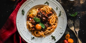 Beitragsbild des Blogbeitrags Easy Italian Bolognese Sauce – delicious and aromatic
