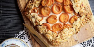 Beitragsbild des Blogbeitrags Apricot Galette with Cream Cheese Filling and Almond Crust